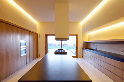 cozinha moderna com iluminação embutida