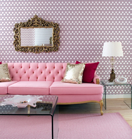 sofa rosa e papel de parede lilas